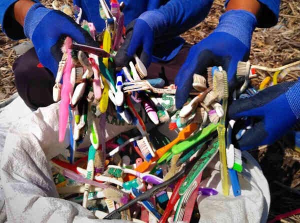 Plastic-Toothbrush-Trash-In-Ocean